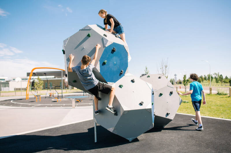 Kids Climbing up the KOMPAN BLOQXs